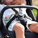 Close-up van 5-puntsgordel in de zwarte Deryan buggy met kindje.