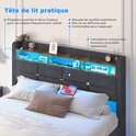 Tête de lit rembourrée gris foncé avec rangement, éclairage LED bleu et prises électriques.