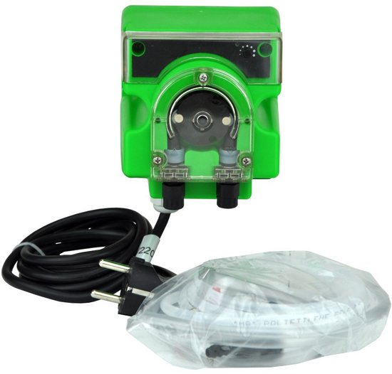Groene doseerpomp met elektrische kabel en stekker, met toebehoren in verpakking.