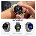 Hand die een grijze smartwatch met lichtgroene band draagt. Het scherm toont een inkomende oproep van 'Riley M.'.