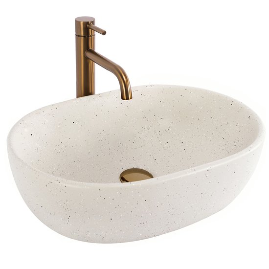 Lavis ovale beige moucheté avec robinet couleur cuivre, isolé sur fond blanc.