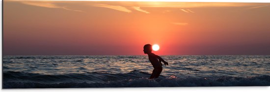 Dibond - Kindje - Zee - Water - Zonsondergang - 90x30 cm Foto op Aluminium (Wanddecoratie van metaal)