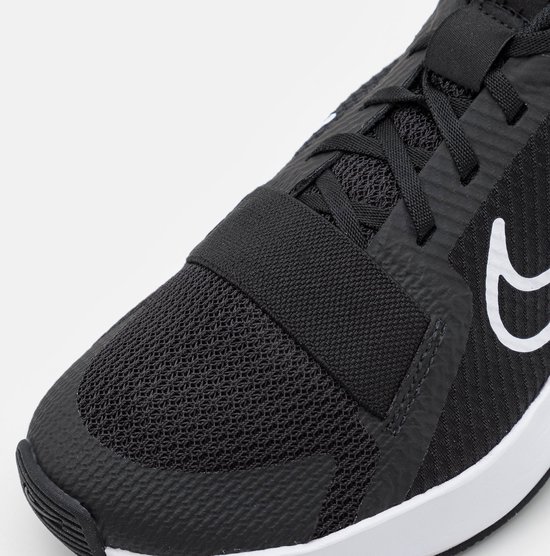 Detail van de neus van een zwarte Nike MC Trainer 2 sportschoen met een zwarte band.