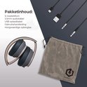 Ingeklapte grijze PowerLocus P6 koptelefoon, stoffen opbergtas, USB-oplaadkabel, audiokabel. Tekst "Pakketinhoud".