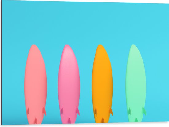 Dibond - Koraal, Roze, Gele en Groene Surfplanken tegen Blauwe Achtergrond - 80x60 cm Foto op Aluminium (Wanddecoratie van metaal)