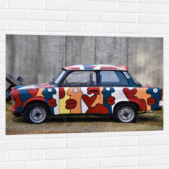 Muursticker - Versierde Auto met Kleurrijke Gezichten - 105x70 cm Foto op Muursticker