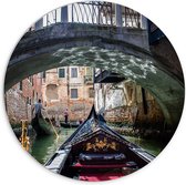 PVC Schuimplaat Muurcirkel - Traditionele Italiaanse Gondel door de Wateren van Venetië - 70x70 cm Foto op Muurcirkel (met ophangsysteem)