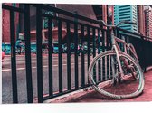 PVC Schuimplaat - Verbogen Fiets Geparkeerd tegen Reling in Drukke Stad - 75x50 cm Foto op PVC Schuimplaat (Met Ophangsysteem)