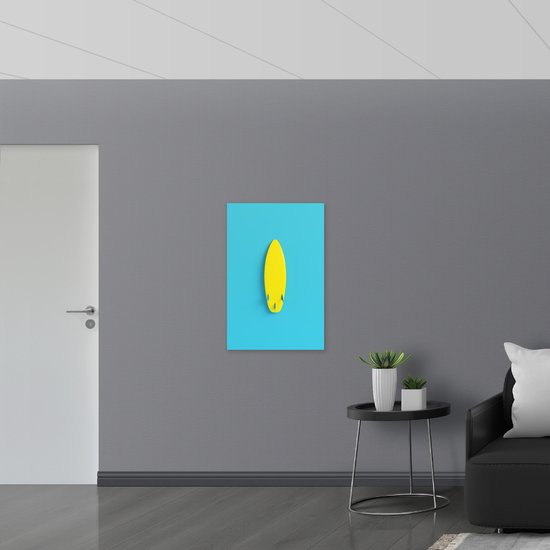 Acrylglas - Geel Surfboard tegen Felblauwe Achtergrond - 60x90 cm Foto op Acrylglas (Met Ophangsysteem)