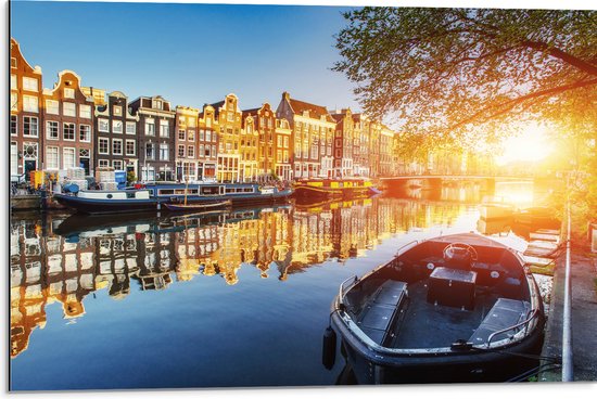 Dibond - Zonnestralen over de Grachten van Amsterdam Vol met Boten - 75x50 cm Foto op Aluminium (Wanddecoratie van metaal)