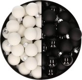 Mini kerstballen - 48x st - zwart en satijn wit - 2,5 cm - glas - kerstversiering