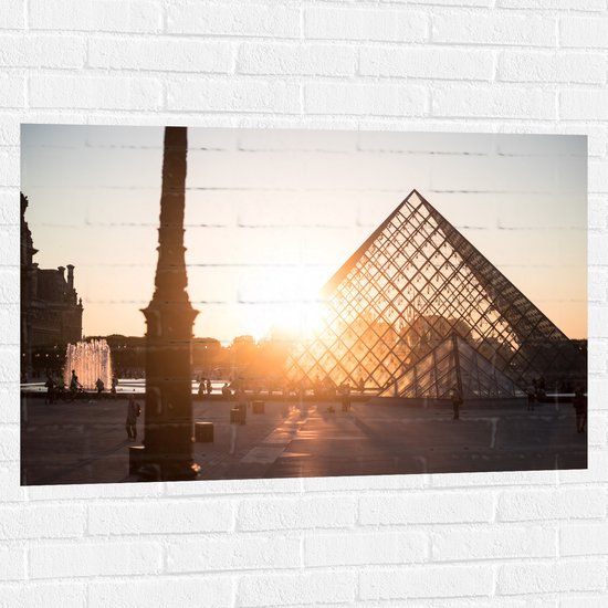 Muursticker - Zonnestralen over het Plein van het Louvre in Parijs - 105x70 cm Foto op Muursticker