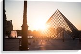 Canvas - Zonnestralen over het Plein van het Louvre in Parijs - 90x60 cm Foto op Canvas Schilderij (Wanddecoratie op Canvas)