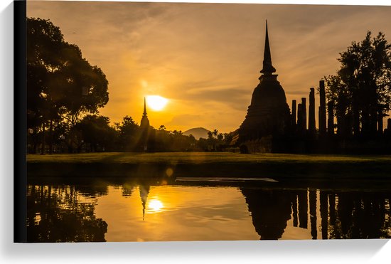 Canvas - Zonnestralen over Tempels aan het Water in Thailand - 60x40 cm Foto op Canvas Schilderij (Wanddecoratie op Canvas)