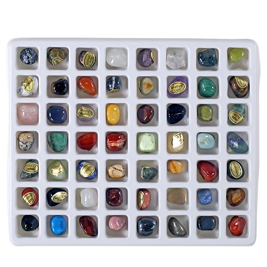 Doos met 56 natuurlijke edelstenen met labels. Kleuren variëren van rood, blauw, groen, geel tot paars en wit.