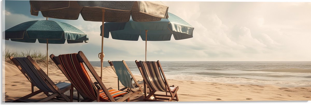Acrylglas - Strandstoelen en Parasols op het Strand op Bewolkte Dag - 60x20 cm Foto op Acr