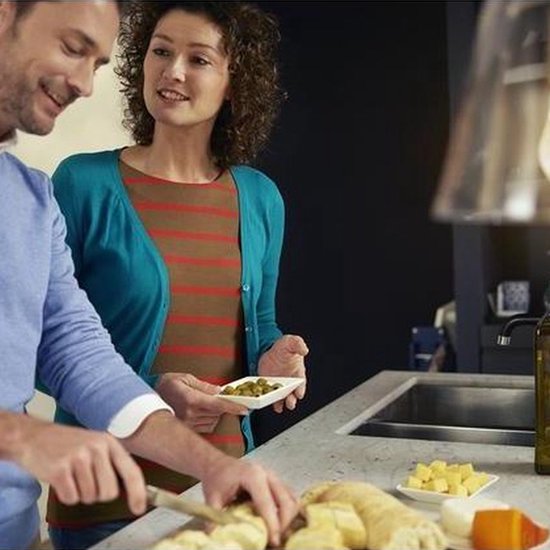 Man en vrouw bereiden eten in een moderne keuken.