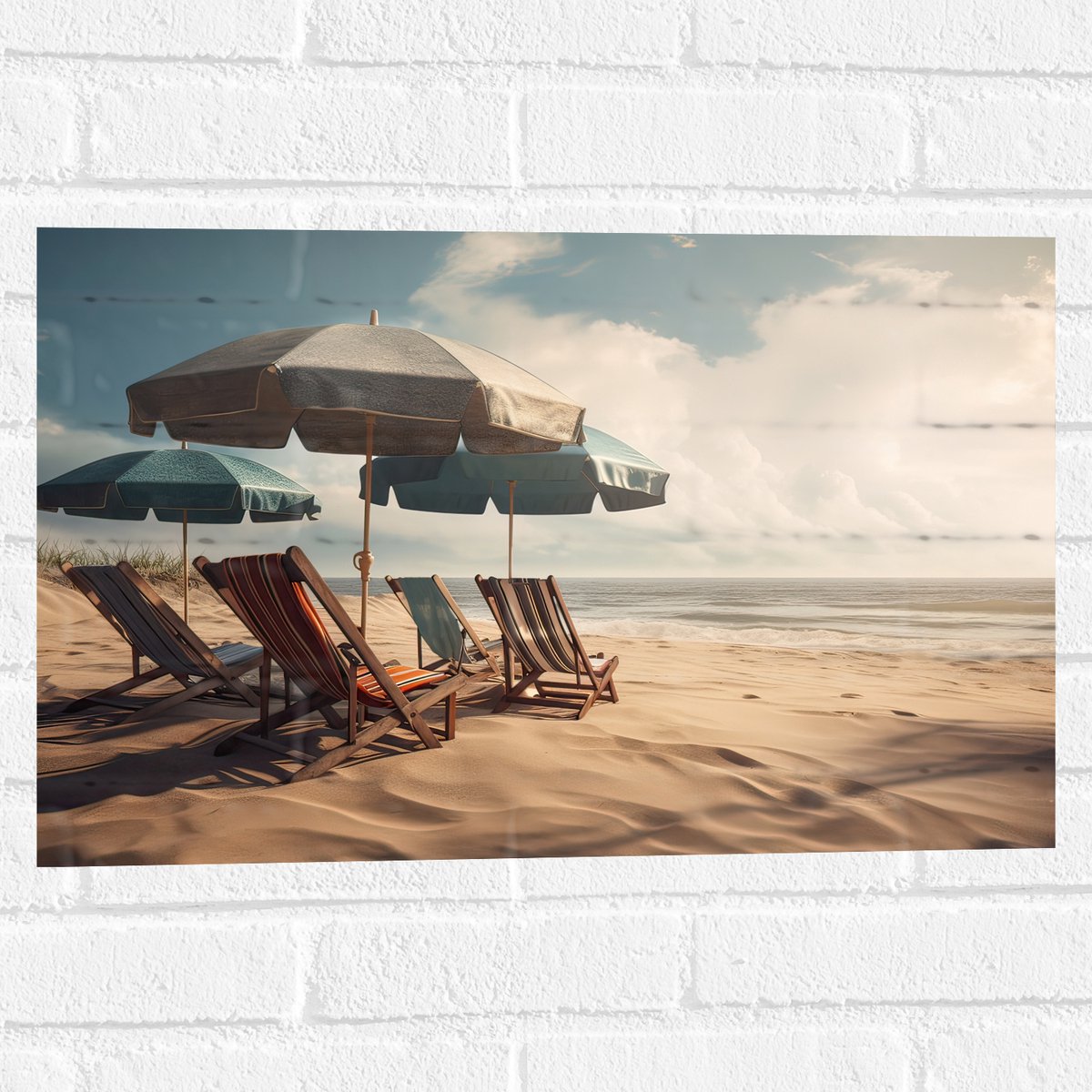Muursticker - Strandstoelen en Parasols op het Strand op Bewolkte Dag - 60x40 cm Foto op M