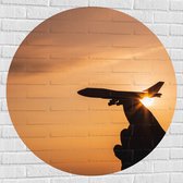 Muursticker Cirkel - Speelgoed Vliegtuig in Mensenhand bij Zonsondergang - 100x100 cm Foto op Muursticker
