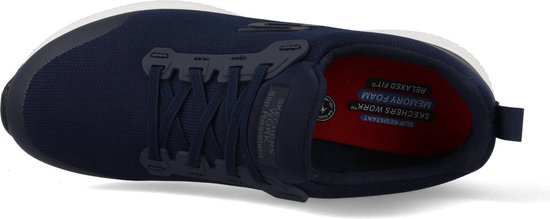 Bovenaanzicht van een donkerblauwe instapper met rode binnenzool met "SKECHERS WORK RELAXED FIT MEMORY FOAM" opschrift.