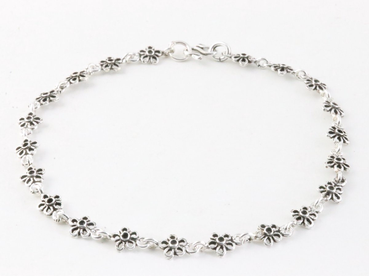 Fijne zilveren enkelband met bloemen