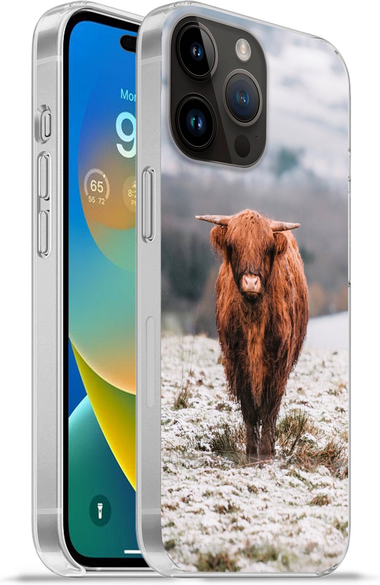 Telefoonhoesje Geschikt voor Apple Iphone 14 Pro hoesje - Schotse Hooglander - Sneeuw - Berg - Siliconen Telefoonhoesje Telefoonhoesje