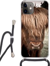 Hoesje met koord Geschikt voor iPhone 12 - Schotse Hooglander - Boom - Gras - Siliconen - Crossbody - Backcover met Koord - Telefoonhoesje met koord - Hoesje met touw