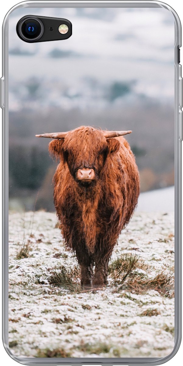 Telefoonhoesje Geschikt voor iPhone 7 hoesje - Schotse Hooglander - Sneeuw - Berg - Siliconen Telefoonhoesje Telefoonhoesje