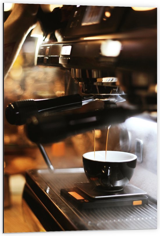 Dibond - Foto van Koffiekopje onder Professioneel Koffiezetapparaat - 60x90 cm Foto op Aluminium (Wanddecoratie van metaal)