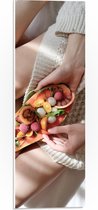 PVC Schuimplaat - Meisje met Bakje Tropische Fruit op Schoot - 20x60 cm Foto op PVC Schuimplaat (Met Ophangsysteem)