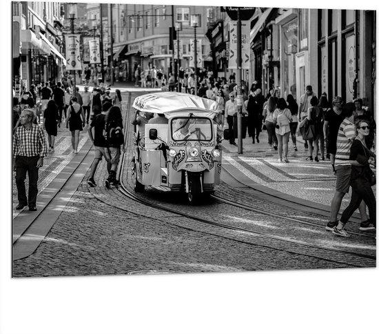 Dibond - Tuktuk Rijdend door de Straten van Nederlandse Stad (Zwart- wit) - 100x75 cm Foto op Aluminium (Wanddecoratie van metaal)