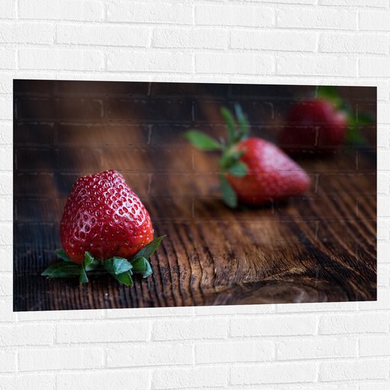 Muursticker - Aardbeien op Houten Tafel - 105x70 cm Foto op Muursticker