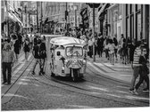 Vlag - Tuktuk Rijdend door de Straten van Nederlandse Stad (Zwart- wit) - 100x75 cm Foto op Polyester Vlag