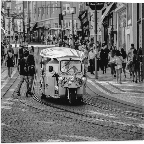 Vlag - Tuktuk Rijdend door de Straten van Nederlandse Stad (Zwart- wit) - 50x50 cm Foto op Polyester Vlag