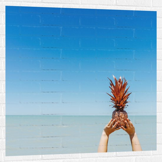 Muursticker - Ananas in Handen bij het Water - 100x100 cm Foto op Muursticker
