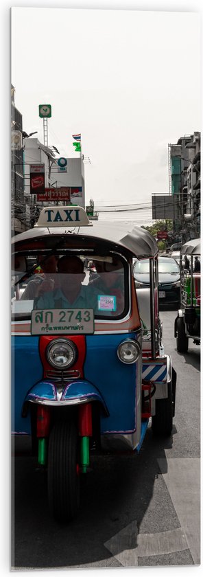 Acrylglas - Tuktuks Rijdend door de Straten van de Stad - 30x90 cm Foto op Acrylglas (Wanddecoratie op Acrylaat)