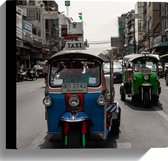 Canvas - Tuktuks Rijdend door de Straten van de Stad - 30x30 cm Foto op Canvas Schilderij (Wanddecoratie op Canvas)