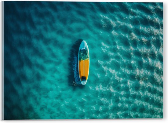 Acrylglas - Blauw met Geel Surfboard Dobberend op de Blauwe Oceaan - 40x30 cm Foto op Acrylglas (Wanddecoratie op Acrylaat)