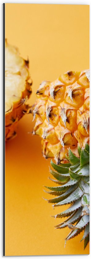 Dibond - Ananas in Tweeën met Gele Achtergrond - 20x60 cm Foto op Aluminium (Met Ophangsysteem)