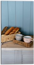 Dibond - Mand met Broodjes en Koffie op Kast - 50x100 cm Foto op Aluminium (Wanddecoratie van metaal)