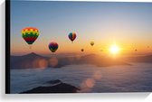Canvas - Luchtballonnen Zwevend bij Bergtoppen boven het Wolkendek - 60x40 cm Foto op Canvas Schilderij (Wanddecoratie op Canvas)