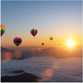 Poster Glanzend – Luchtballonnen Zwevend bij Bergtoppen boven het Wolkendek - 50x50 cm Foto op Posterpapier met Glanzende Afwerking