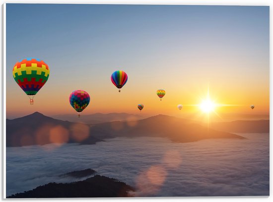 PVC Schuimplaat- Luchtballonnen Zwevend bij Bergtoppen boven het Wolkendek - 40x30 cm Foto op PVC Schuimplaat