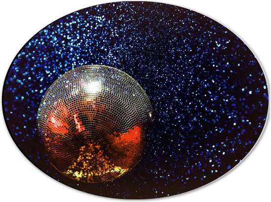 Dibond Ovaal - Glinsterende Discobal in Donkere Ruimte - 40x30 cm Foto op Ovaal (Met Ophangsysteem)