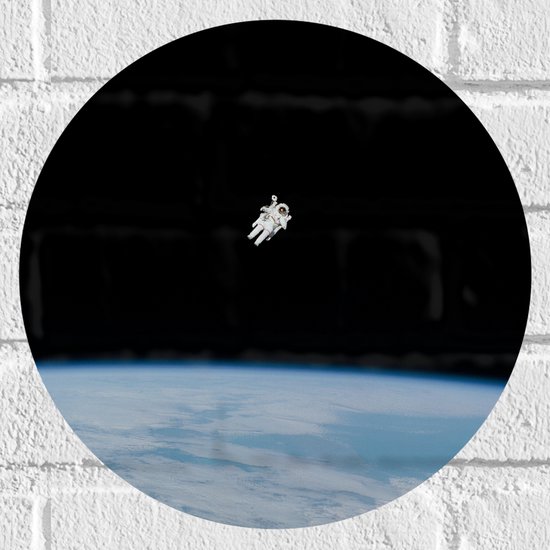 Muursticker Cirkel - Astronaut Vliegend in Heelal Rondom Aarde - 30x30 cm Foto op Muursticker