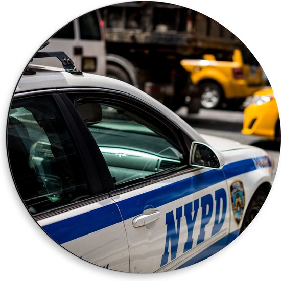 Dibond Muurcirkel - Politie Auto rijdend door New York - 50x50 cm Foto op Aluminium Muurcirkel (met ophangsysteem)