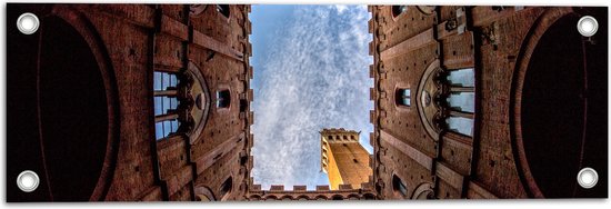 Tuinposter – Onderaanzicht van Binnentuin van Torre del Mangia in Siena, Italië - 60x20 cm Foto op Tuinposter (wanddecoratie voor buiten en binnen)