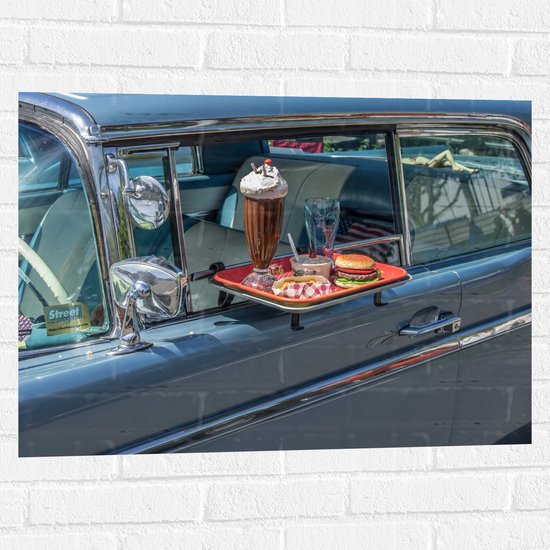 Muursticker - Dienblad met Snacks bij Lichtblauwe Auto - 80x60 cm Foto op Muursticker