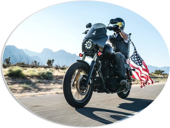 PVC Schuimplaat Ovaal - Motorrijder met Amerikaanse Vlag over de Wegen - 68x51 cm Foto op Ovaal (Met Ophangsysteem)