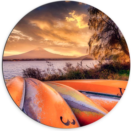 Dibond Muurcirkel - Oranje Kano's op zijn Kop aan het Water tijdens Zonsondergang - 70x70 cm Foto op Aluminium Muurcirkel (met ophangsysteem)